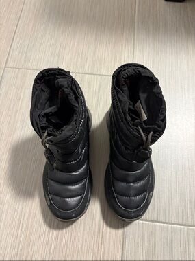 The North Face Kids Girls Black Snow Boots - Cozy Winter Footwear size US 1